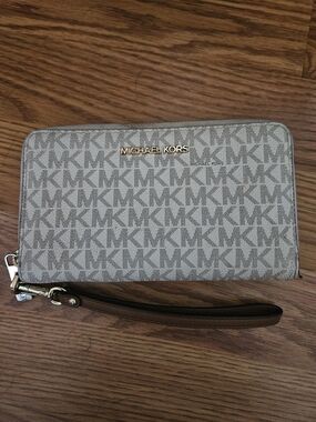 Michael Kors Jet Set Travel Large Logo Quarter-Zip Wallet in Vanilla & Beige
